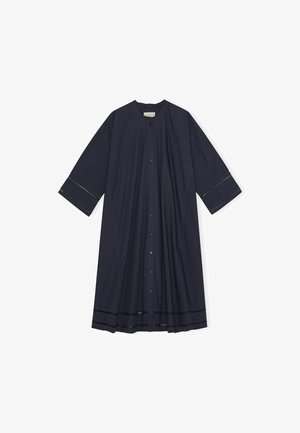 Mørkeblå knap-op kjole med rund udskæring, trekvartærmer og dekorative udskæringer ved ærmernes kanter og i kanten.