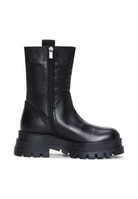 Botines de cuero negro con cremallera lateral, suela de goma gruesa y acabado texturizado, con una pestaña en la parte posterior.