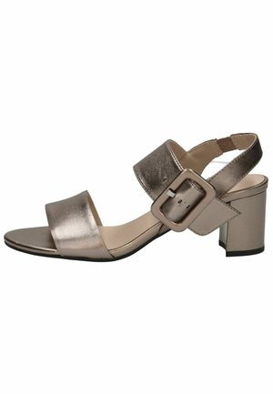 Sandalia metálica de punta abierta con tacón ancho, tira frontal ancha, correa ajustable con hebilla en el tobillo y plantilla acolchada sobre fondo blanco.