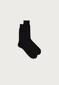 Sorte bomuldsstrømper med en glat tekstur, ankellængde og ribbet manchet. De præsenteres i par og har et enkelt, ensfarvet design.