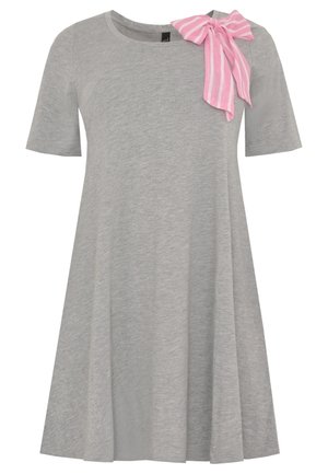 Robe gris clair à manches courtes, coupe trapèze, avec un grand nœud rayé rose et blanc sur l'épaule gauche.