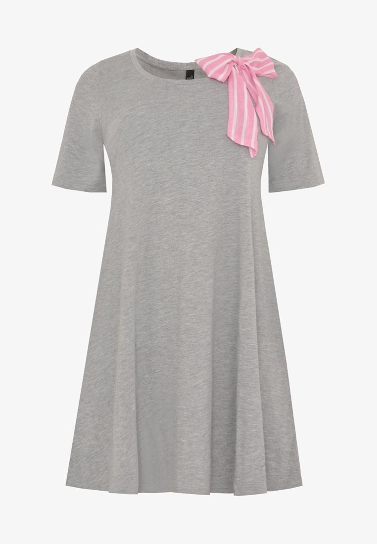 Robe gris clair à manches courtes, coupe trapèze, avec un grand nœud rayé rose et blanc sur l'épaule gauche.