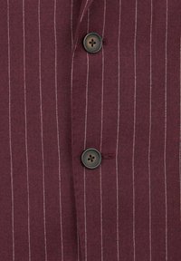 Burgundská košile s vertikálními bílými pruhy, obsahující dva černé knoflíky a hladkou texturu látky. Detailní zbližení na knoflík a strukturu látky.