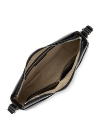 Borsa nera in vernice con una texture liscia e lucida. L'interno presenta una fodera beige, due tasche aperte e dettagli in zip argentata.