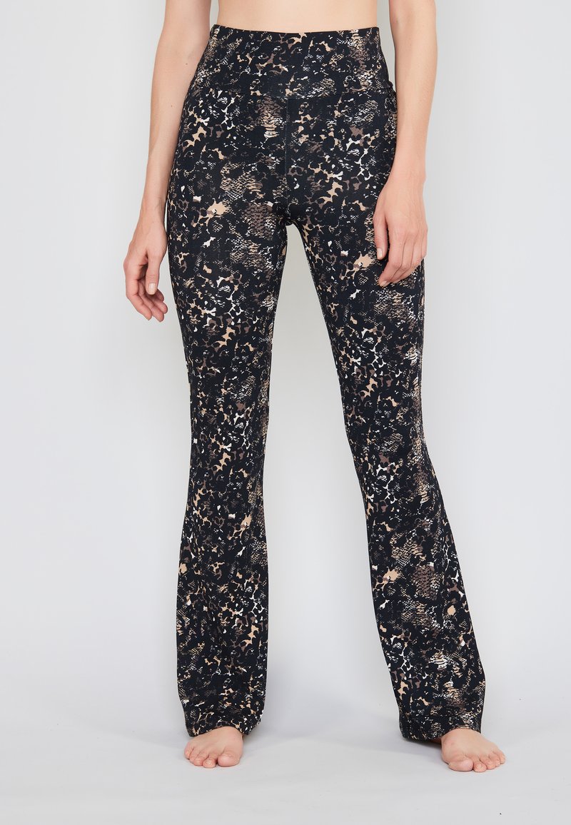 Leggings acampanados negros con un patrón texturizado de serpiente y flores en tonos de beige y crema. Diseño de cintura alta con una banda elástica.