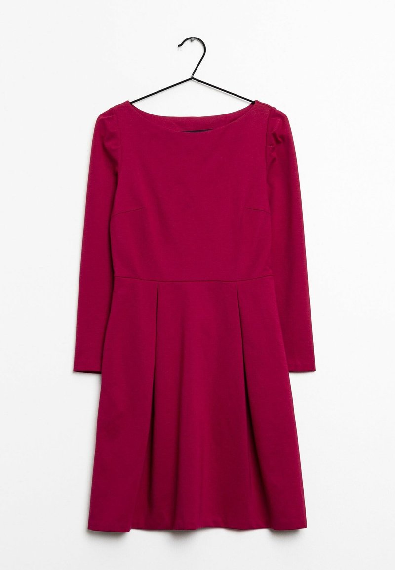 Robe magenta à manches longues, longueur genoux, avec taille ajustée et jupe plissée, suspendue sur un cintre en plastique noir sur fond blanc.