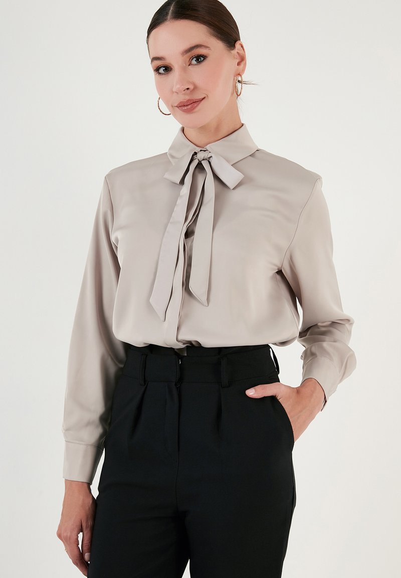 LELA REGULAR FIT - Button-down blouse - stone