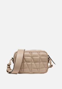 Borsa a tracolla in pelle beige con motivo trapuntato, forma rettangolare, chiusura con zip e tracolla regolabile. Accenti in metallo color oro.