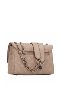 Gequiltete beige Lederhandtasche mit Kettenriemen, oberer Klappe und vorderer Reißverschlusstasche. Verfügt über silberne Beschläge und ein Logo-Element am Reißverschluss.