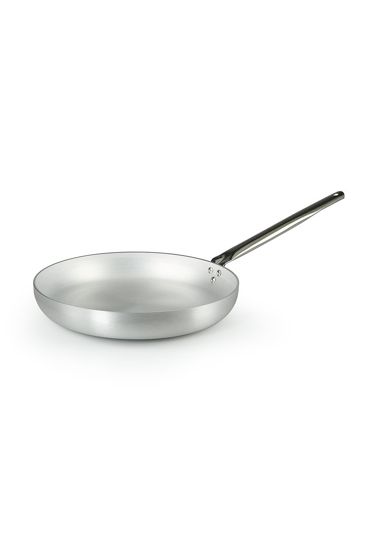 Aluminium-Bratpfanne mit flacher, glatter Oberfläche und silberner Oberfläche. Verfügt über einen langen Griff aus Edelstahl mit drei Nieten.