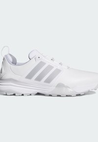 Zapatilla deportiva blanca con un diseño liso, parte superior texturizada, tres rayas grises y suela de goma para tracción. Marca sutil en el lateral.