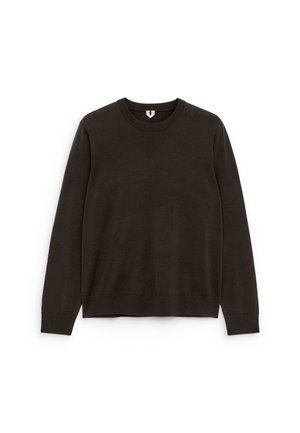 Dunkelbrauner Rundhals-Pullover mit langen Ärmeln, aus weichem Material gefertigt, mit einem schlichten Design sowie einem gerippten Saum und Bündchen.