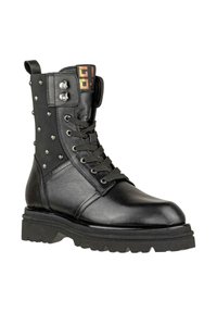 Stivale da combattimento in pelle nera con suola spessa, lacci anteriori, borchie metalliche sulla caviglia e toppa decorativa sulla linguetta.