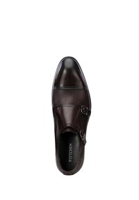 Zapato de vestir de cuero marrón con dos hebillas. Presenta una punta lisa, lados texturizados con un patrón de espiga y una forma redondeada.