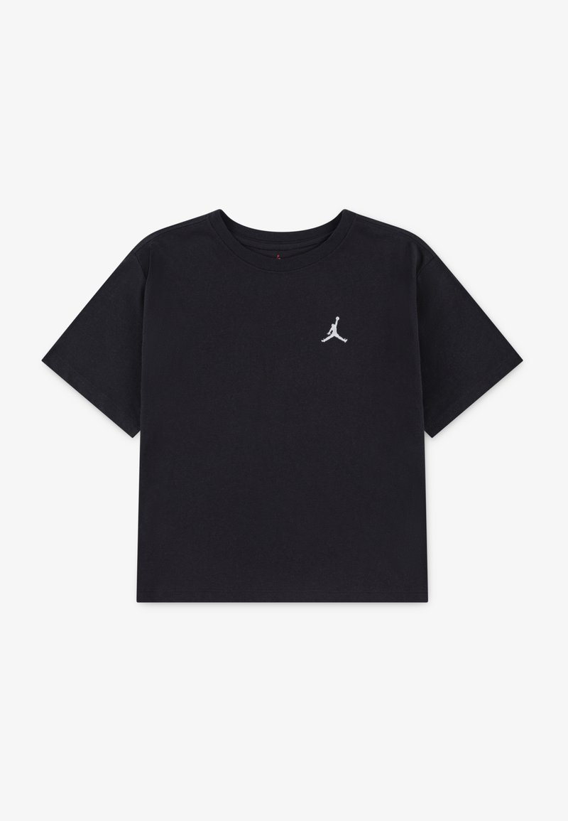 Svart bomulls-T-skjorte med korte ermer, med en hvit Jumpman-logo på venstre bryst. Klassisk rund hals og vanlig passform.