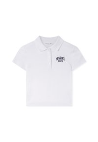 Polo shirt bianco con colletto e maniche corte. Presenta un ricamo blu scuro con la scritta "NEWPORT BEACH" sul lato sinistro del petto. Vestibilità classica.