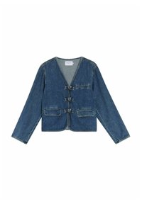 Veste en denim bleu moyen avec un col en V, deux poches avant et trois boutons à bascule. Manches longues avec une coupe décontractée et des coutures minimales.