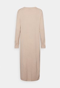 Abito lavorato a maglia beige con scollo rotondo, maniche lunghe e polsini a coste, caratterizzato da una silhouette dritta e una lunghezza fino al ginocchio.