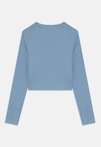 Kuttet langermet topp i myk blå ribbestrikket stoff, med rund utringing og raglanermer. Enkel design uten ekstra detaljer.
