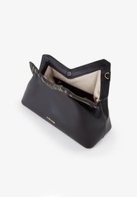 Borsa a pochette in pelle nera con apertura ondulata, un interno beige e un logo argentato. Presenta una fodera a righe e chiusure a scatto in metallo.