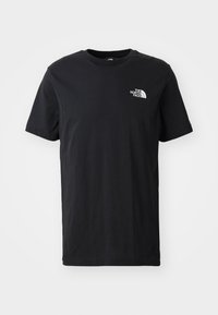Sort bomulds t-shirt med korte ærmer, rund hals, med et lille hvidt logo på venstre bryst. Blød tekstur, afslappet pasform.