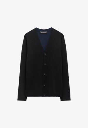 Czarny kardigan z dekoltem w serek, długimi rękawami, pięcioma guzikami z przodu i prążkowanymi mankietami. Wykonany z miękkiego materiału dzianinowego o gładkiej teksturze.