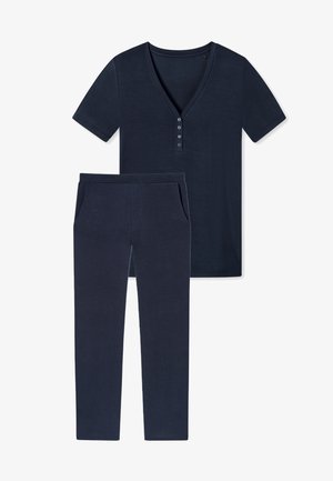 Donkerblauwe t-shirt met een V-hals en een vijfknopssluiting, gecombineerd met bijpassende slim-fit broek met zijzakken en een zachte textuur.