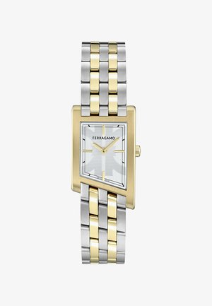 Téglalap alakú ezüst és arany Ferragamo karóra két tónusú fém szíjjal és minimalista számlappal, amely 2:13-at mutat.