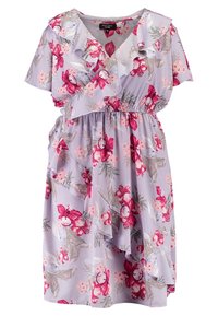 Vaalean violetti kukkamekko, jossa on lyhyet hihat, röyhelökaula-aukko ja elastinen vyötärö. Mekossa on punaisia ja vaaleanpunaisia kukkia vihreillä lehdillä.