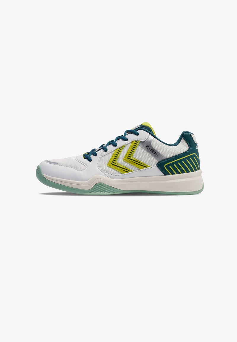 Hvid sportssko med tekstureret overdel, grønne accenter og en grå sål. Inkluderer et karakteristisk gult zigzag-design på siden.