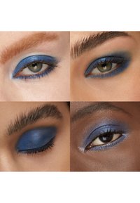 Gros plan sur quatre yeux mettant en valeur différentes nuances de fard à paupières bleu sur diverses carnations, certains yeux ouverts et un fermé.