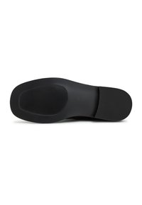 Talpa de pantof negru cu un design neted și un model texturat pentru aderență. Tocul este ușor ridicat, sporind durabilitatea și tracțiunea.