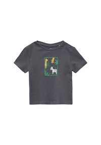 Grijze t-shirt met korte mouwen van zachte stof, met een kleurrijke dierenprint met twee gele tijgers en een zwart-witte zebra op een groene achtergrond.