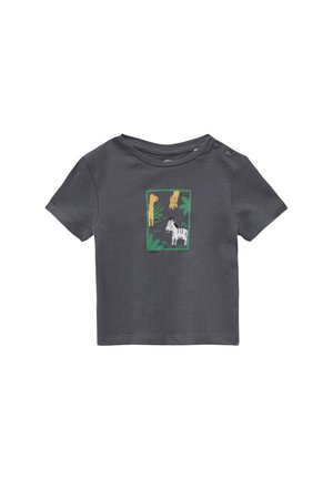 Grijze t-shirt met korte mouwen van zachte stof, met een kleurrijke dierenprint met twee gele tijgers en een zwart-witte zebra op een groene achtergrond.