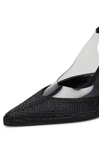 Pantofi cu toc înalt negri, cu vârful ascuțit, având un brâu transparent și detalii complicate cu cristale pe toc și zona vârfului.