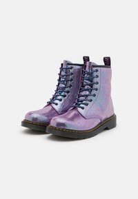 Botas de tobillo sintéticas de color púrpura iridiscente con cordones negros, una textura estampada y una suela de goma negra con costuras amarillas.