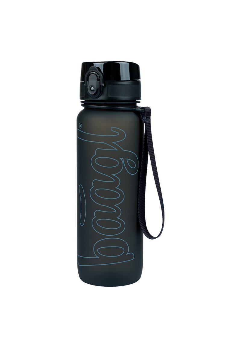Bottiglia d'acqua nera opaca con un logo blu, forma cilindrica, un tappo nero e una cinghia per un facile trasporto. Superficie testurizzata per una presa migliore.