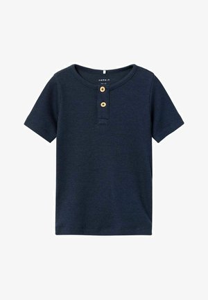 Donkerblauw kortomhalve mouw ribbel t-shirt met een ronde hals en drie houten knopen aan de voorkant. Zachte textuur, casual pasvorm.