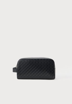 EMBOSSED EMBLEM WASHBAG - Vrecko na pranie - black
