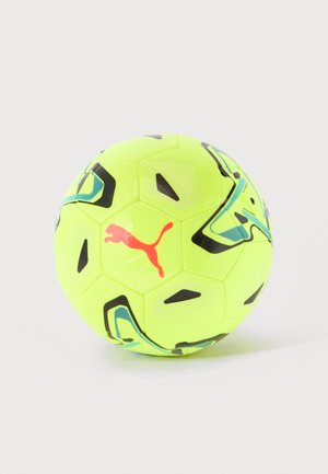 Ballon de football Puma jaune vif avec des motifs géométriques noirs et bleus sur un fond uni clair.