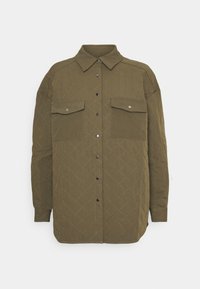 Jaqueta de camisa acolchoada em verde-oliva com colarinho, dois bolsos no peito, botões de pressão e um padrão de textura em diamante por toda a peça.