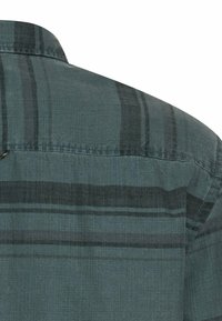 Grünes karierter Hemd mit strukturiertem Stoff, vertikalen Streifen in Dunkelgrün und Schwarz sowie einem Button-Down-Kragen.