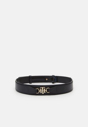 Ceinture en cuir noire avec fermoir logo entrelacé couleur or et sangle à boucle ajustable sur fond blanc.