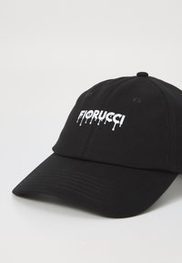 Čierna čiapka s okrúhlym šiltom, vyrobená z látky s hladkým povrchom. Na prednej strane je biele písmo "Fiorucci" s kvapkajúcim dizajnom.