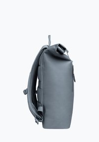 Mochila impermeable gris, con diseño de enrollar en la parte superior, correas de hombro de malla acolchada, exterior suave, bolsillo con cremallera y herrajes resistentes.