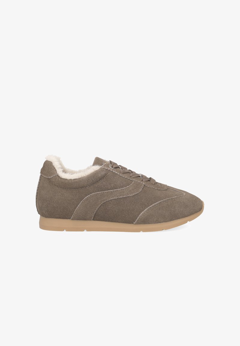 Sneaker en suède marron avec un fini texturé, doublure en fausse fourrure crème, design à lacets et semelle en caoutchouc flexible. Présente des coutures latérales incurvées.