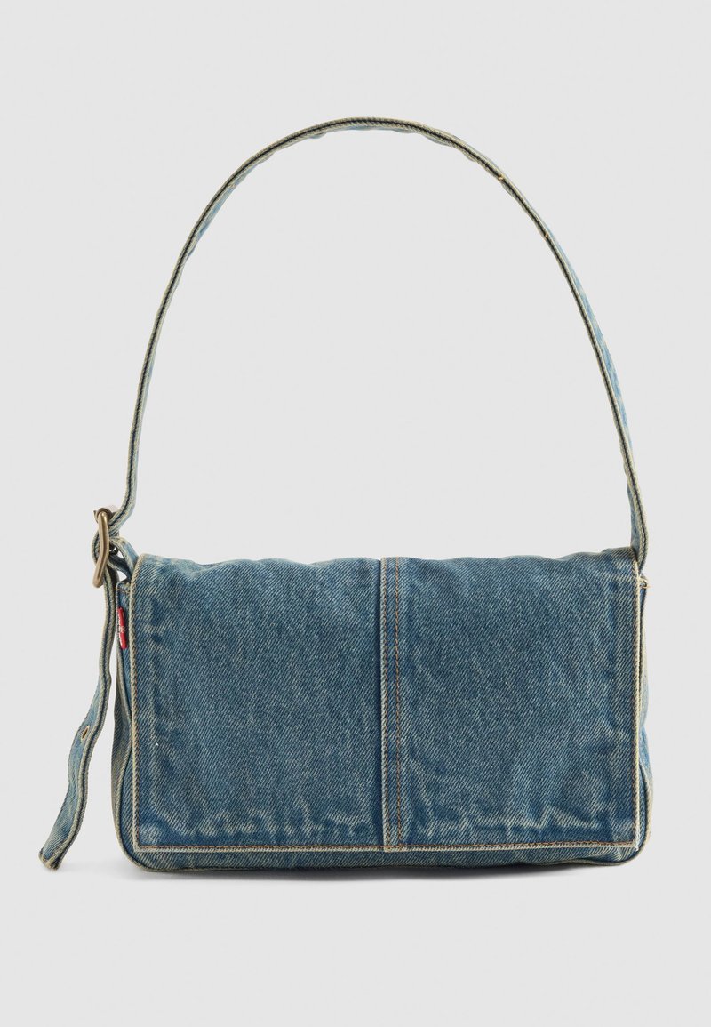 Borsa a spalla in denim con design pieghevole, colore azzurro chiaro, cuciture visibili, tracolla regolabile e un'etichetta laterale decorativa.