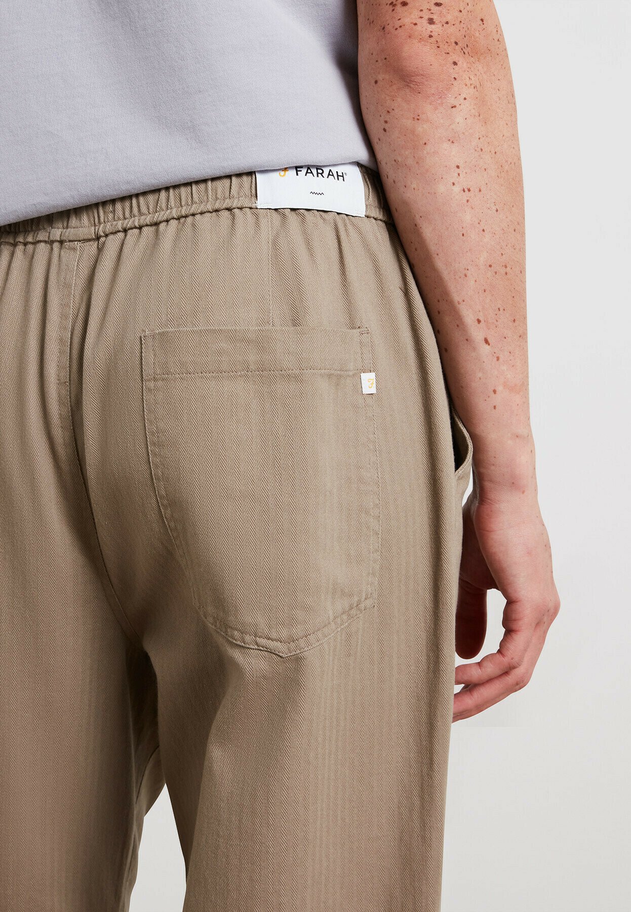Farah FARAH GREENPORT LOOSE FIT HERRINGBONE TROUSERS - Trousers