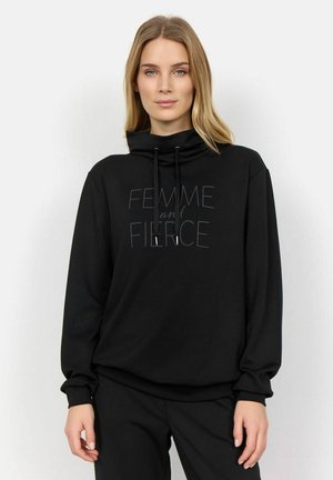 Felpa nera con cappuccio in morbido tessuto, dotata di collo alto e lacci. Presenta la scritta "FEMME and FIERCE" in un design a contrasto.