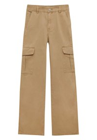 Pantalon cargo beige à jambes larges avec poches à rabat devant, poches fendues sur les côtés, passants de ceinture et fermeture par bouton.